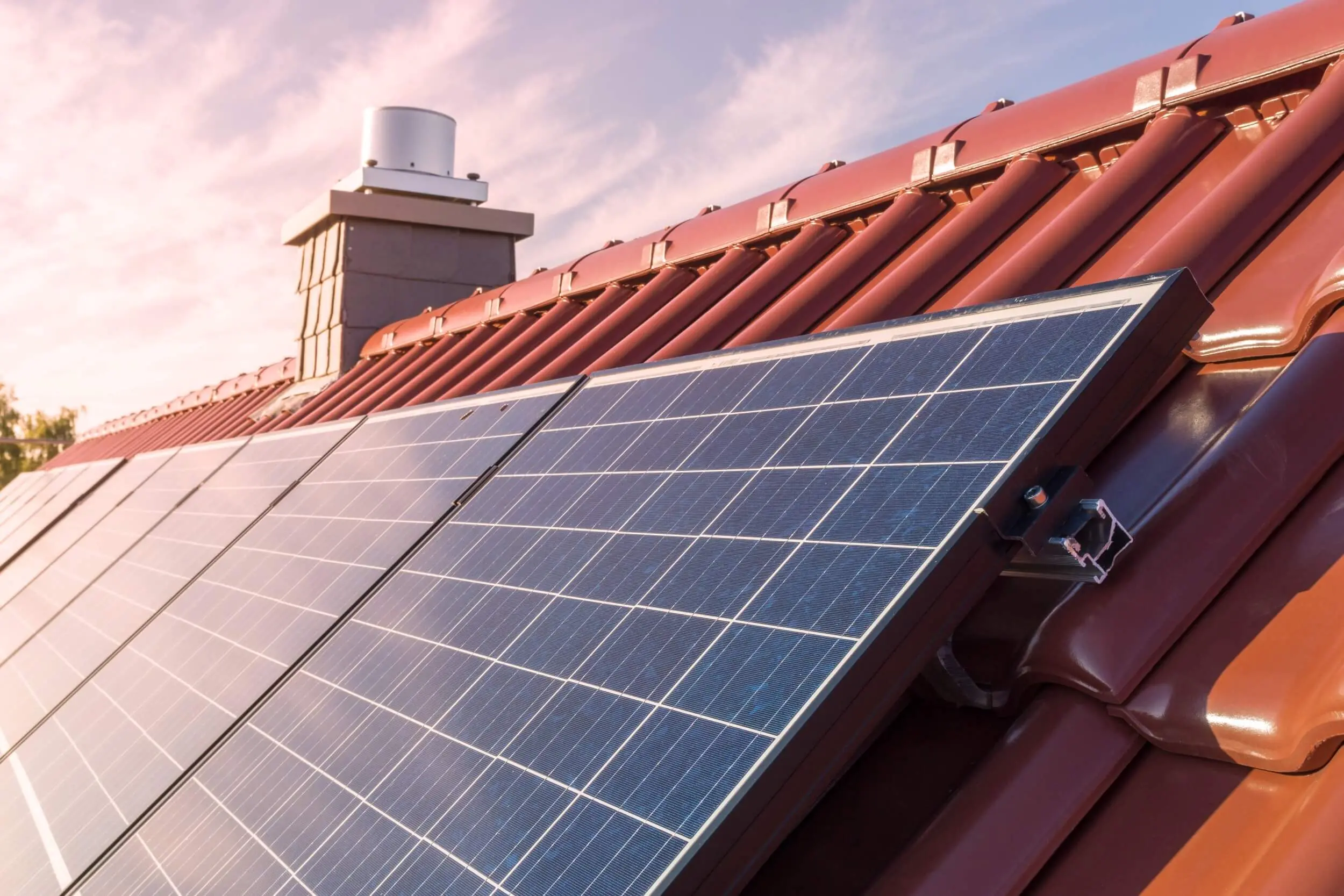 ¿Cual es la capacidad de generación de energía de una placa solar?