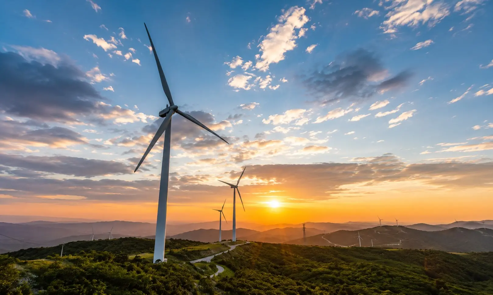 Molinos de viento sobre unas montañas verdes